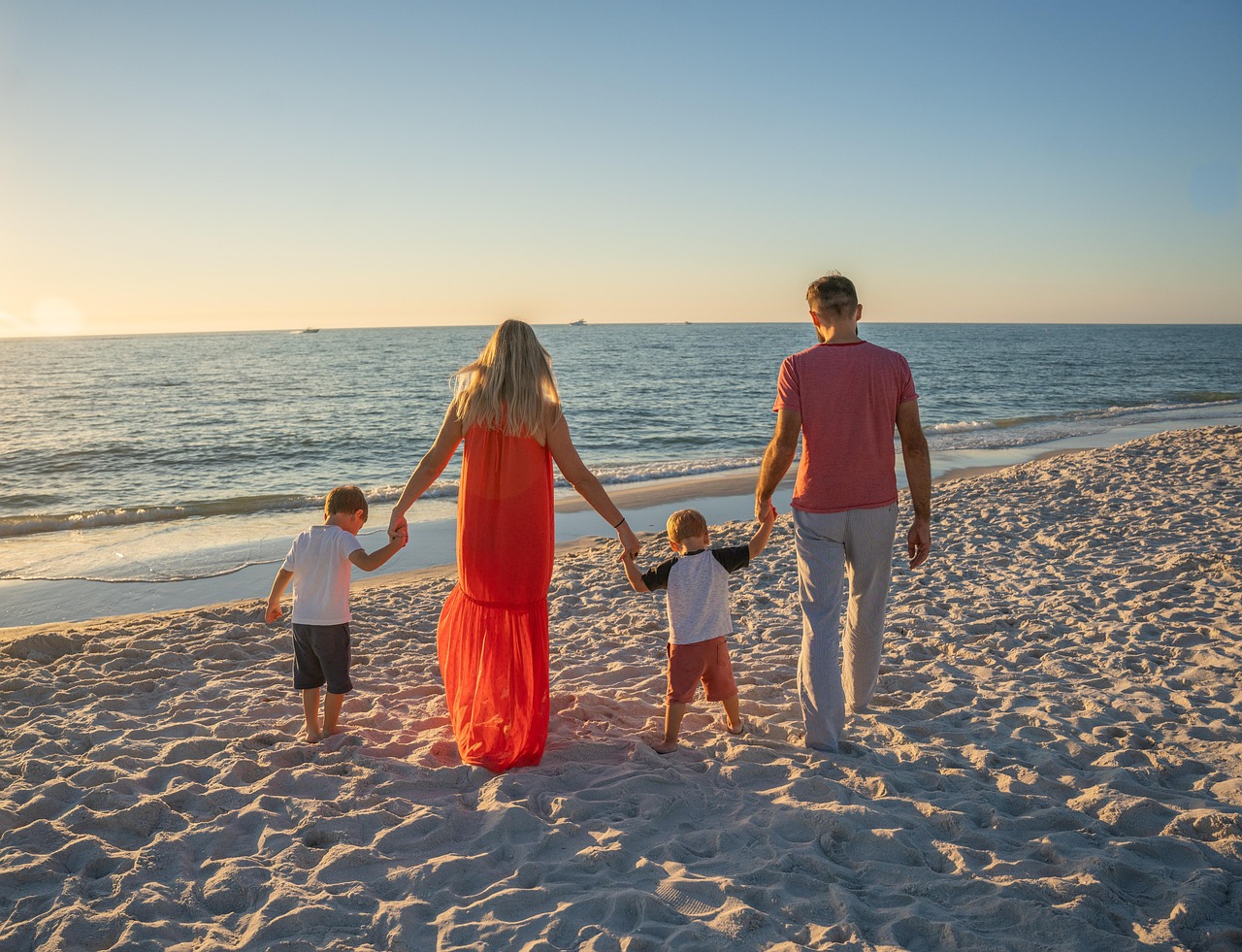 famille expatriees sur la plage a l'ile maurice