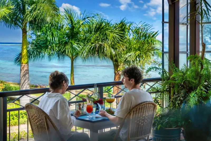 couple sur la terrasse du restaurant anbalaba avec vue mer et palmiers