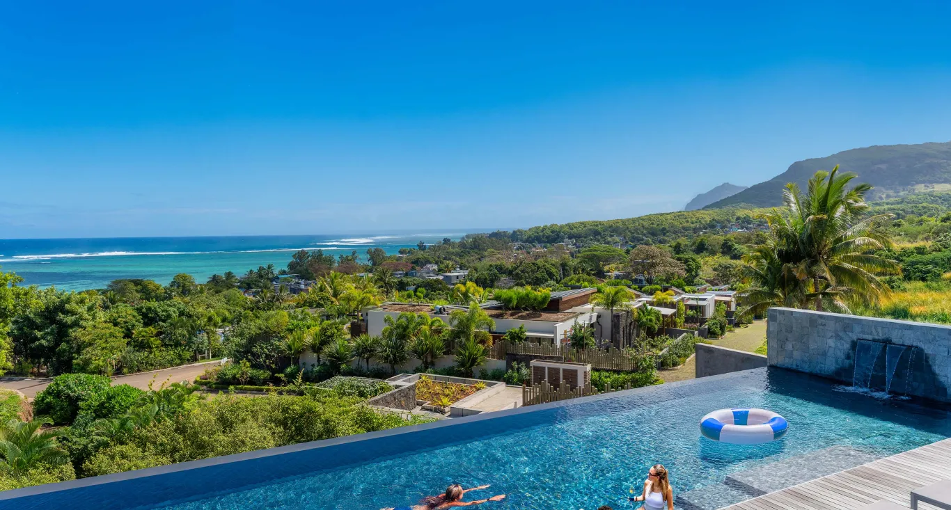 Vue sur la piscine des appartements du Domaine d'Anbalaba à Baie du Cap