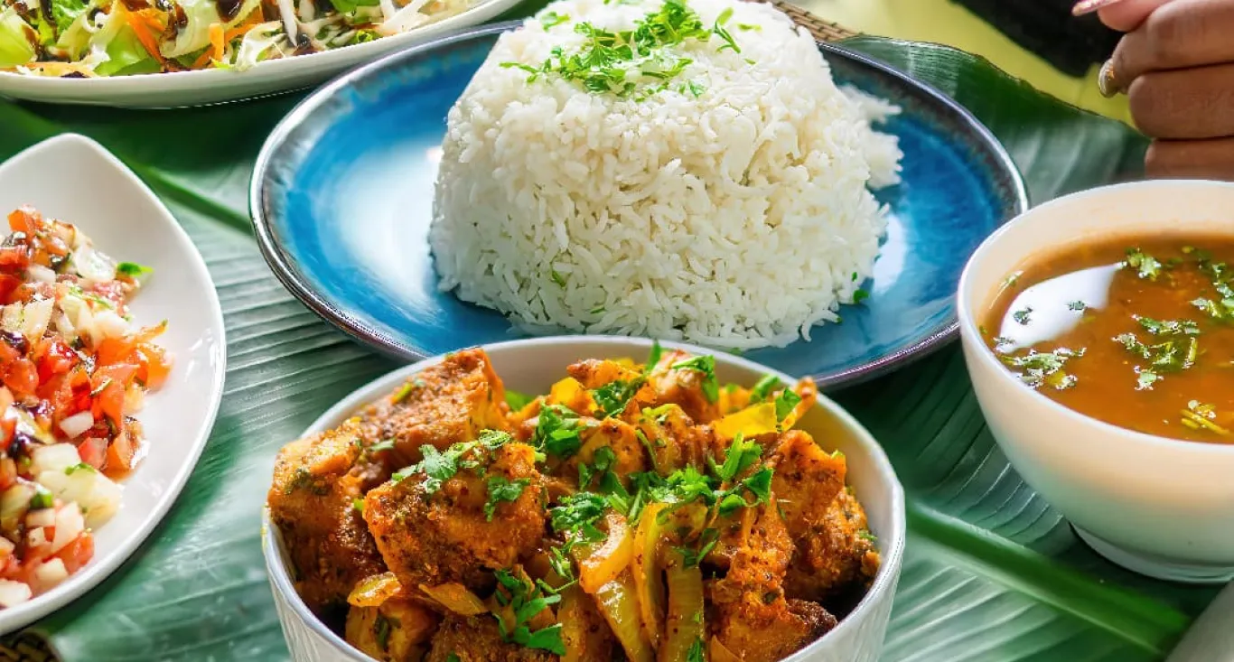 Vindaye de poisson avec riz lentilles chatini et salade