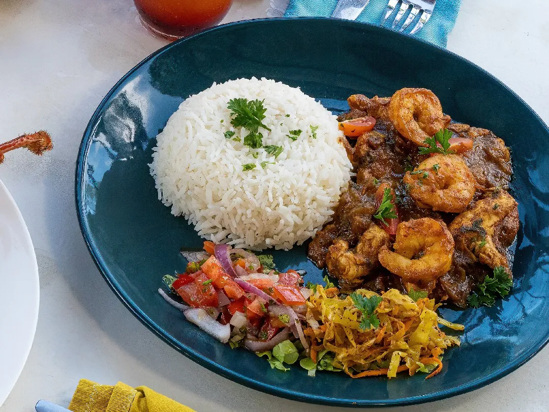 Curry de poulet et crevettes avec riz chatini et achards en salade