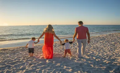 famille expatriees sur la plage a l'ile maurice