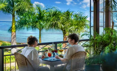 couple sur la terrasse du restaurant anbalaba avec vue mer et palmiers