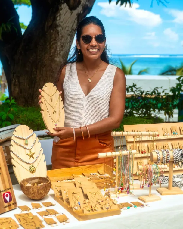 créatrice de bijou au marché de baie du cap ile maurice