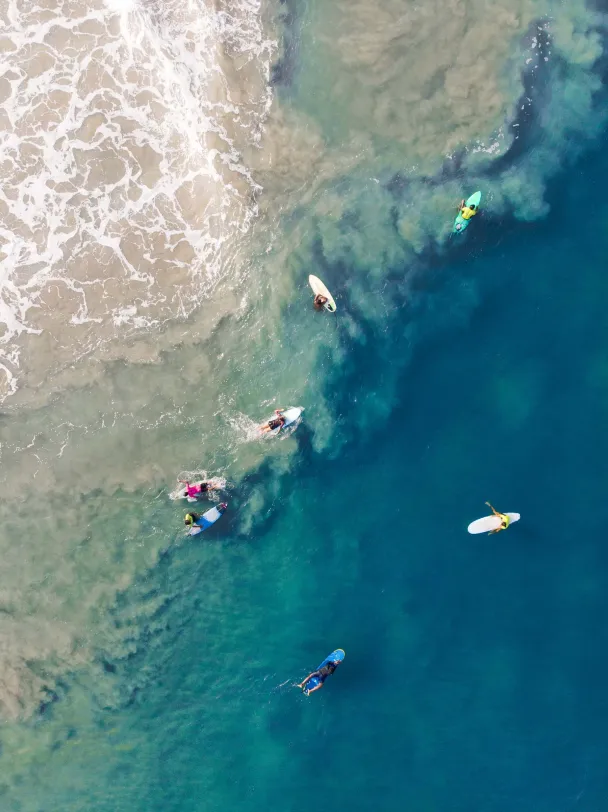 surfeurs et kitesurfeurs dans le lagon à l'ile maurice