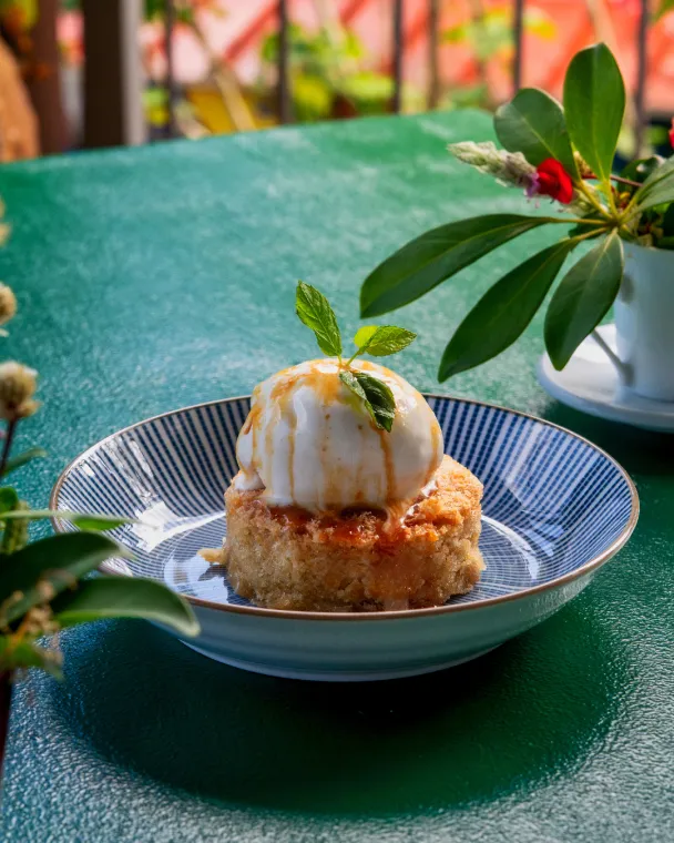 gâteau à la noix de coco et au caramel avec une boule de glace à la vanille