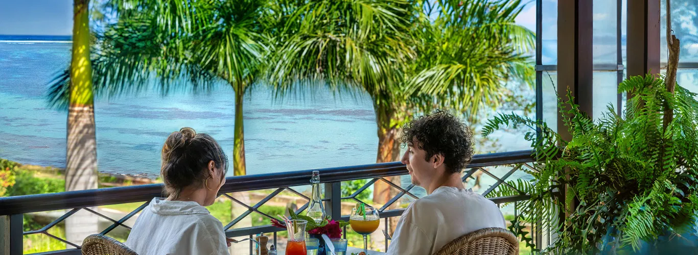 couple sur la terrasse du restaurant anbalaba avec vue mer et palmiers